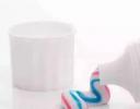 牙膏怎么用才能祛斑呢？教你正确方法，脸上白白净净，斑点也不见